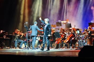 Samuele Bersani e l'orchestra incantano il Teatro Petruzzelli di Bari