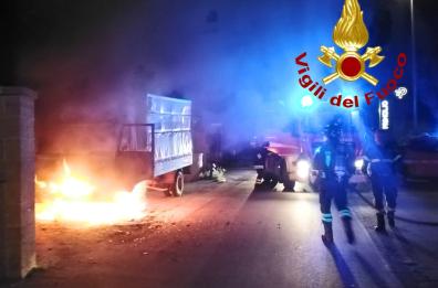 Brucia autocarro per trasporto animali a Casarano: i vigili del fuoco intervengono