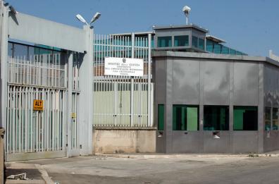 Lanciano in carcere a Foggia hashish e uno smartphone: un arresto e una denuncia
