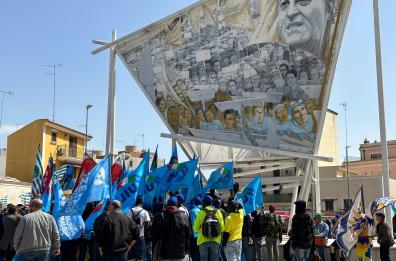 Primo maggio, a Cerignola il corteo dei lavoratori tra bandiere e striscioni 