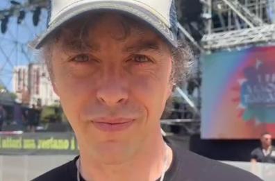 Taranto, partito il concertone dell'Uno Maggio Libero e Pensante: le interviste nel backstage. Le parole dei direttori artistici Riondino e Roy Paci