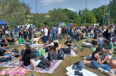Parco 2 Giugno pieno di gente per il Primo Maggio Barese, tra musica, sport e pic-nic