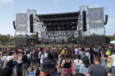 Uno Maggio Taranto, cronache dal concerto. La cantante Gabriella Martinelli: «La città fa fatica». Ilaria Salis: «Grazie del supporto»