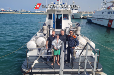 Esce col sup a Torre a Mare, ma non riesce a tornare a riva per il vento: salvato 14enne