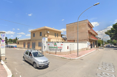 Taranto, a fuoco un magazzino di abbigliamento cinese: colonna di fumo visibile a chilometri