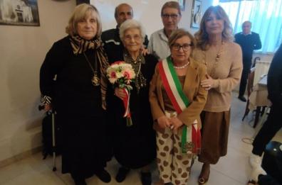 Celle San Vito, nel più piccolo paese di Puglia nonna Cristina compie 100 anni. Sindaca: «Mai successo prima»