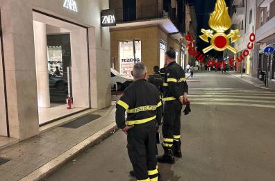 Lecce, fiamme in un negozio di abbigliamento in via Trinchese: evacuato 