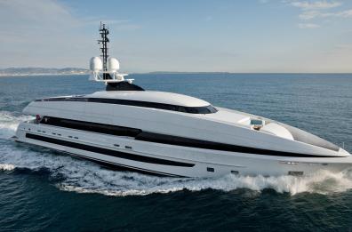 A Monopoli attracca il super yacht Crazy Me: è di un magnate indiano
