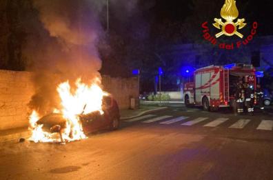 Lecce, in fiamme cinque auto in due distinti incendi: indagano i carabinieri per sospetta natura dolosa