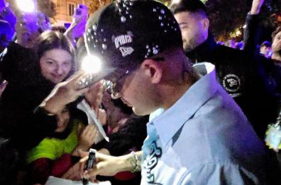 L'abbraccio di Foggia per Geolier: la reazione dei fan al suo arrivo