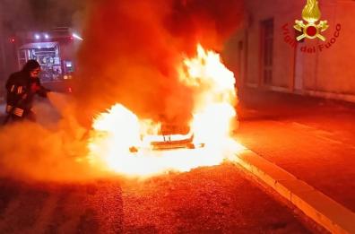 Brindisi, auto in fiamme  nella notte in via Angelo Lanzellotti 
