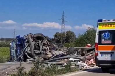 Castellaneta Marina, scontro tra tir e auto sulla Ss106: morte due persone FOTO