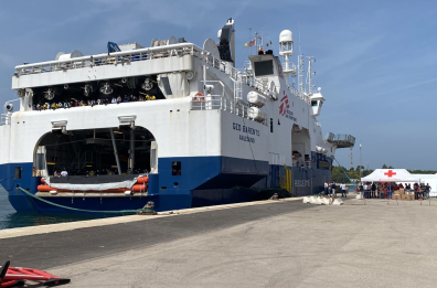 Bari, attracca la Geo Barents: a bordo 52 migranti, 12 i minori non accompagnati