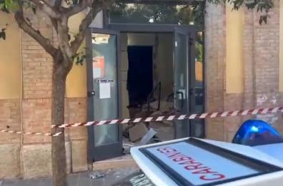 Bomba fa esplodere bancomat a Torremaggiore: danni e paura, rapinatori in fuga