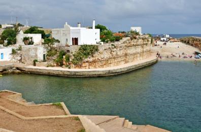 «A Polignano ormai spadroneggiano i motoscafi che trasportano i turisti»