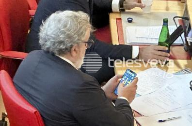 Sfiducia ad Emiliano, mentre è in corso il dibattito sulla mozione il governatore gioca con il cell