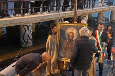 Bari, il corteo storico di San Nicola: in migliaia per lo spettacolo aereo. Ovazione per Decaro FOTO\VIDEO