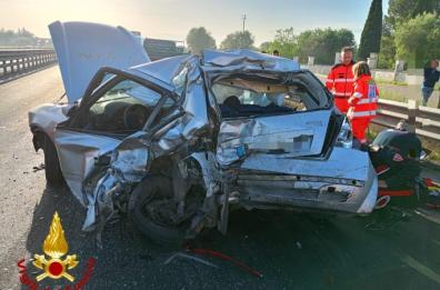Schianto tra auto e furgone nel Brindisino: muore una donna sul colpo