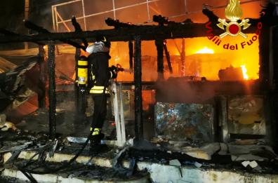 Bruciano un'auto e un chiosco-bar di un'area di servizio nel basso Salento