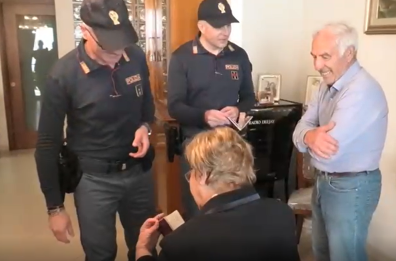 Andria, i poliziotti a casa di due nonnini per consegnare i passaporti: «Vogliamo fare un viaggio all'estero»