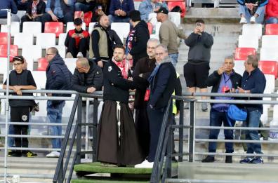 Bari calcio, sale l'attesa per il match contro il Brescia: tra i tifosi anche i frati. Biancorossi vincono 2-0