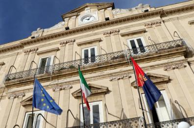 Taranto, dopo la riunione a luci rosse in Comune modifiche al regolamento e basta commissioni on-line