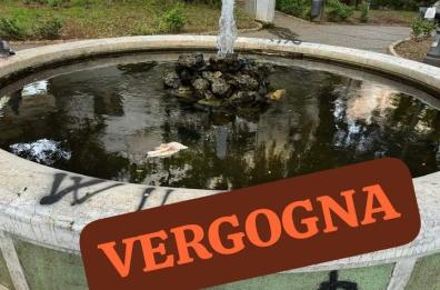 Martina Franca, croci celtiche sulla fontana della villa comunale. Il sindaco posta su Fb: «Vergogna»