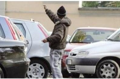 Bari, parcheggiatori abusivi sul piede di guerra: non paga il «caffè» e le rigano la macchina