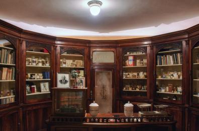 Un viaggio tra vecchie ricette e spezie medicamentose: la farmacia «Corleto» trasformata in un museo