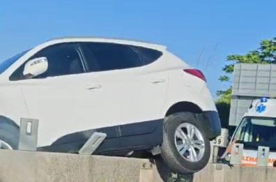 Trani, auto esce fuori strada e si blocca sul guard rail sulla SS 16 bis: traffico in tilt