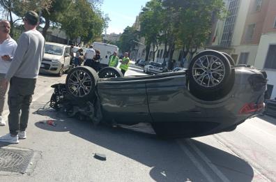 Bari, scontra tra auto su Corso Vittorio Veneto: una si ribalta