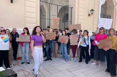 «Aborto libero, sicuro e gratuito», il sit-in a Bari con grucce e prezzemolo