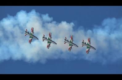 L'air show delle Frecce Tricolori a Trani: tutti con il naso all'insù