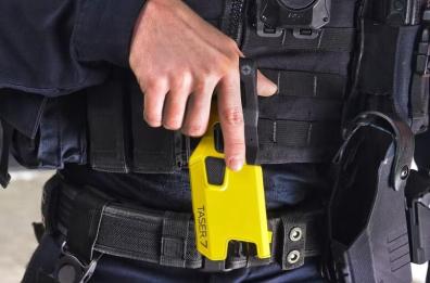 Vieste, carabinieri usano taser dopo essere stati aggrediti durante rissa: è polemica