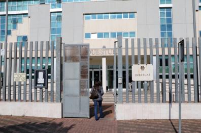 Taranto, scopre che il marito ha un'altra donna: lo accoltella, poi va a costituirsi. Arrestata dalla Polizia