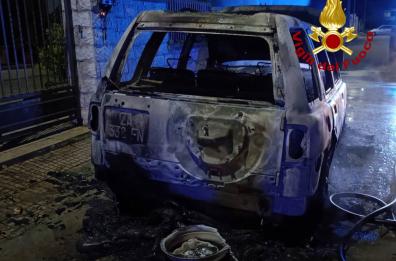 Notte di fuoco nel Salento: distrutti un furgone e due auto, una di un assessore