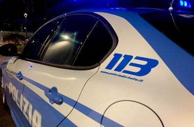 Cerignola, non si ferma all'alt e sperona la Volante: feriti 2 agenti 