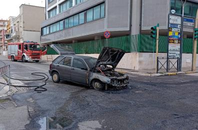 Monopoli, mattinata da incubo: auto brucia all’incrocio, traffico in tilt