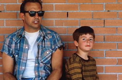 Kevin Costner evaso in fuga si pente e salva un ragazzo nel film «Un mondo perfetto»