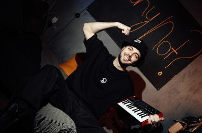La lotta al bullismo del poliziotto-rapper Revman prosegue dalle scuole