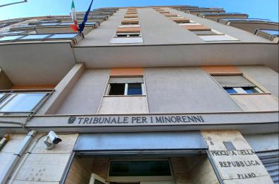 Bari,  aggredisce la «bulla» di sua figlia 16enne al «Majorana»: chiesti 12 mesi di reclusione per la madre