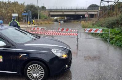 Maltempo a Bari, disagi per la pioggia: allagato il sottopasso la Rotella