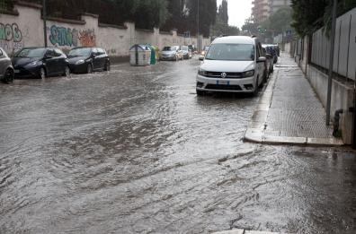 Bari sommersa dall'acqua: basta un temporale e le strade si trasformano in fiumi VIDEO
