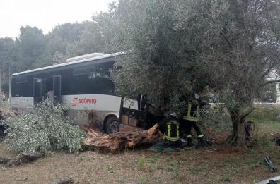 Scontro tra auto e pullman sulla strada tra Maruggio e Manduria: 2 feriti. Morto dopo un giorno d'agonia l'autista del bus