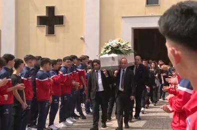 Santeramo, l'ultimo saluto a Giuseppe: morto a 17 anni colpito da un fulmine
