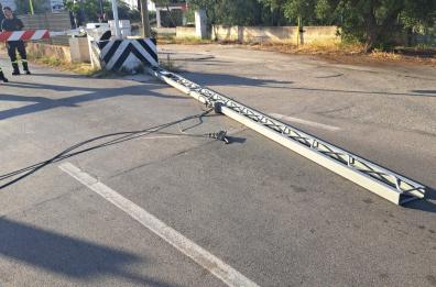 Pali cadono sulla strada: disagi al passaggio a livello tra Ceglie e Valenzano
