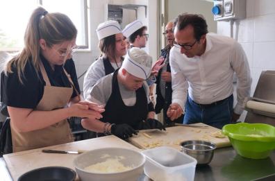 Ostuni, chef Bottura insegna a fare le orecchiette a giovani con autismo