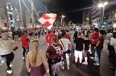 L'onda biancorossa invade le vie del centro di Bari con il coro: «Aurelio vattene»