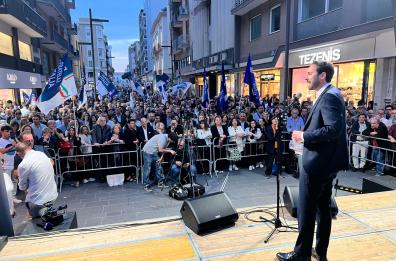 Bari, Romito in una via Sparano gremita presenta le sue idee per la città
