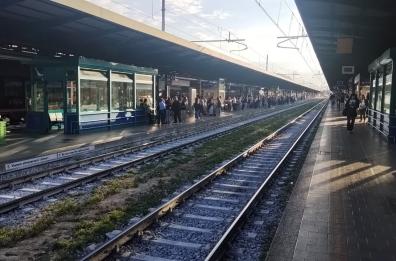 Treni in ritardo e troppi attraversamenti sui binari: convocato tavolo in Prefettura con Regione Puglia e Trenitalia